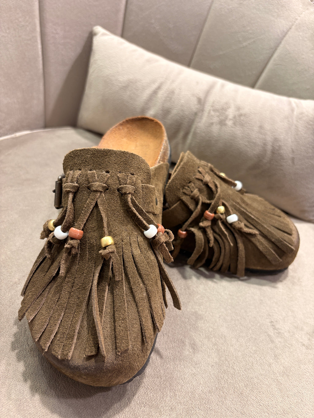 Sabot in camoscio con frange Ovye