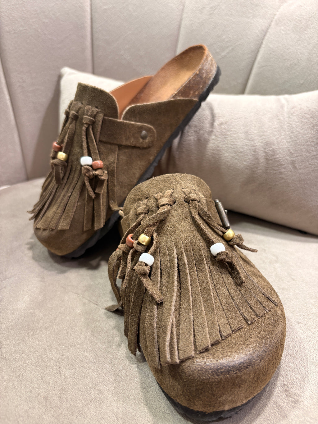 Sabot in camoscio con frange Ovye