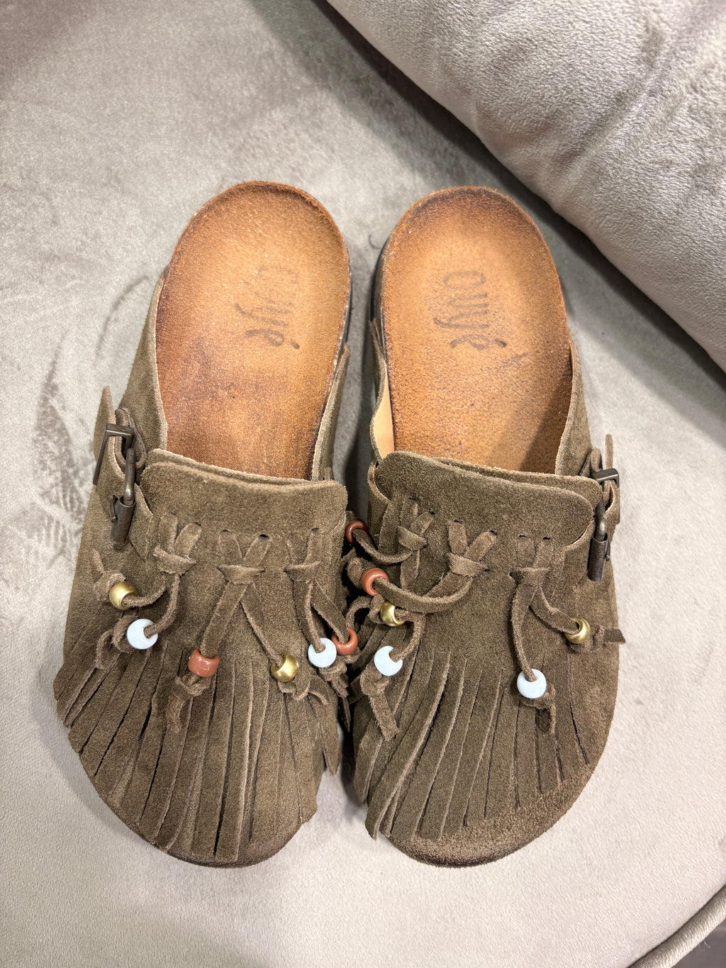 Sabot in camoscio con frange Ovye